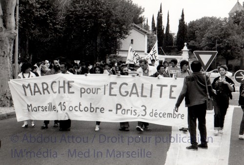 Photo inédite du départ de la marche, cité de la Cayole, le 15 Octobre 1983. Photographe : Abdou Attou ©. Collection Mustapha Mohammadi, reporter à l’époque pour le journal Sans Frontière, que l’on voit de dos devant la banderolle.