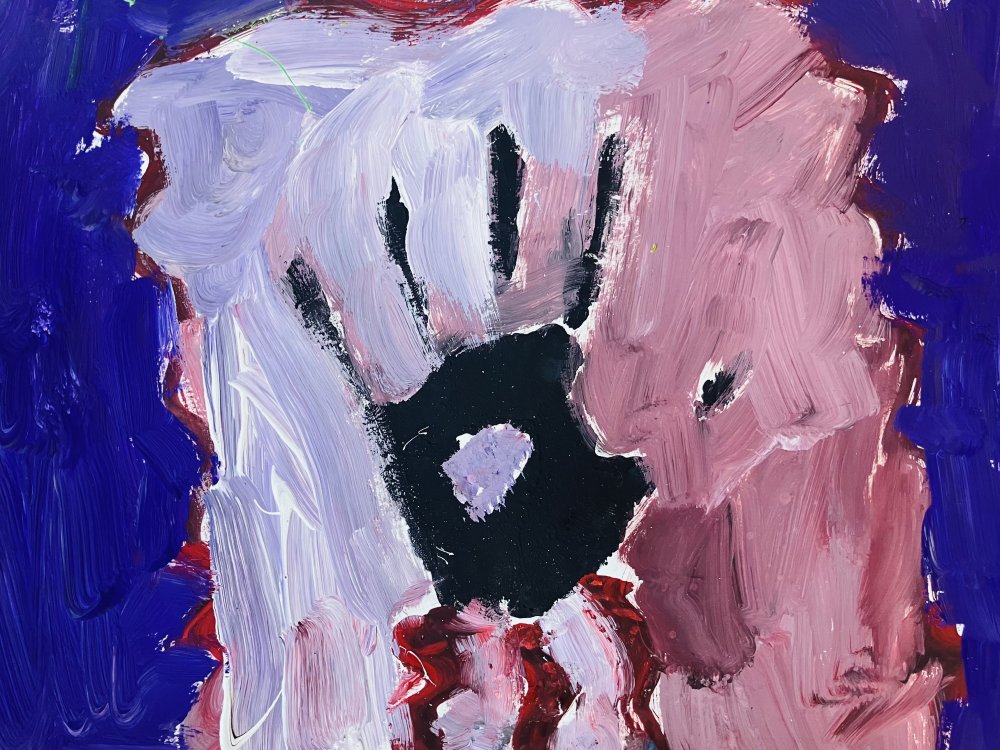 peinture colorée avec une empreinte de main noire sur fond blanc, le tout entouré de bleu